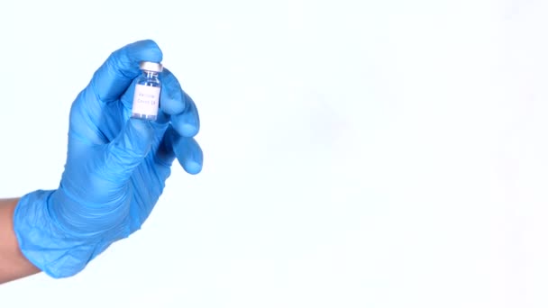 Mână în mănuși din latex care dețin vaccinul coronavirus, cu spațiu de copiere — Videoclip de stoc