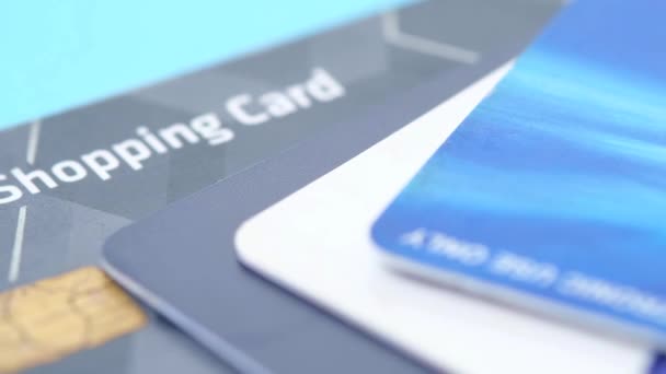 Закрытие кредитных карт на деревянном фоне — стоковое видео
