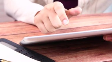 Ofiste dijital tablet üzerinde çalışan genç kadınlar 