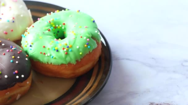 Pilha de donuts de chocolate na placa com espaço de cópia — Vídeo de Stock