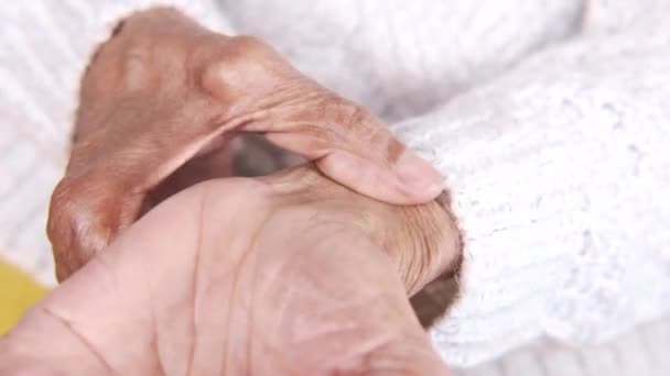 Bileği ağrıyan yaşlı bir kadın. — Stok video