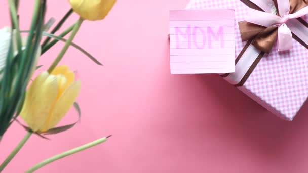 Anneler günü hediyesinin ve masadaki çiçeğin en üst görüntüsü.. — Stok video