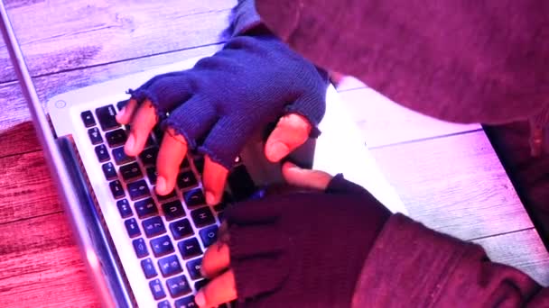 Hacker hand stelen van gegevens van laptop top down — Stockvideo