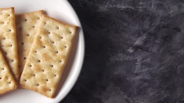 Крупним планом солодке печиво на дерев'яному столі — стокове відео