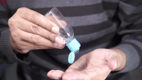 Using sanitizer liquid for preventing corona virus — Stock Video