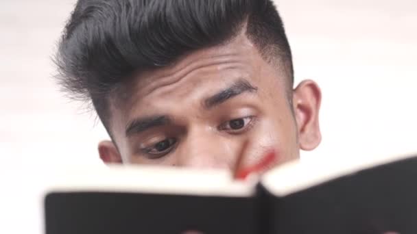 興奮した若い男が本を読んで — ストック動画
