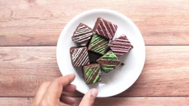  Masada el yapımı browni dilimi var. 