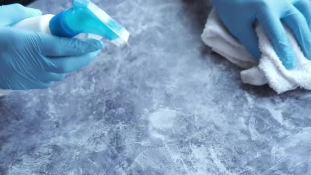 Hand in blauwe rubberen handschoenen met spuitfles — Stockvideo