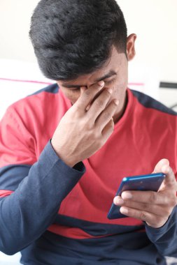 Güçlü göz ağrısından muzdarip üzgün adama yaklaş.