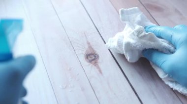 Mavi lastik eldivenler, sprey şişe temizleme masası. 