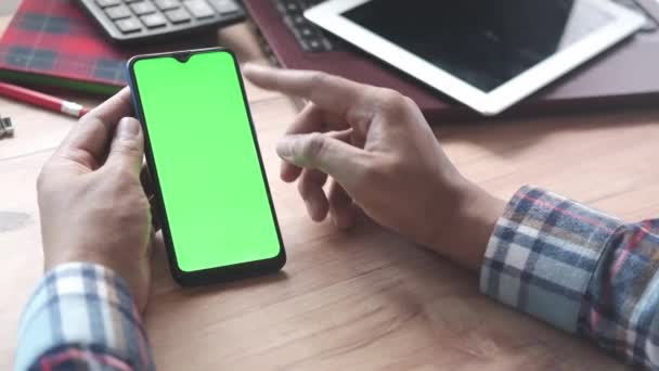 Вид сверху на человеческую руку с помощью смартфона на рабочем столе — стоковое видео