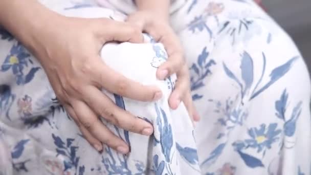 Bliżej kobiet cierpiących na bóle stawów kolanowych — Wideo stockowe