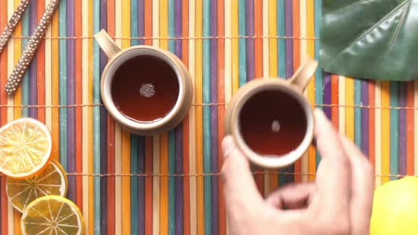 Vue du dessus de servir du thé au citron sur fond en bois. — Video