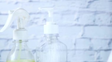  Tahta masada el dezenfektanları var. Kapatın. 