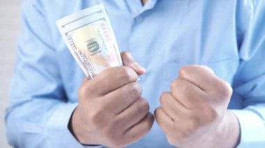 Mutlu adam bize bir dolar nakit veriyor. 