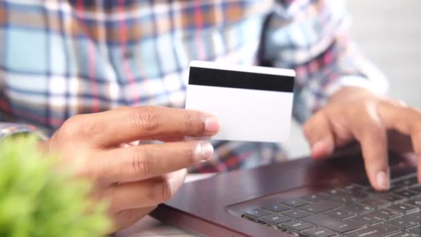 Uomo mani in possesso di carta di credito e utilizzando laptop shopping online — Video Stock