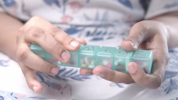 Gyógyszeres dobozból gyógyszert szedő nők kezei — Stock videók