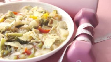 Tabakta taze ev yapımı salata ve masada dambıl. 