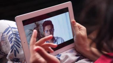 dijital tablet üzerinde doktorla çevrimiçi danışma 