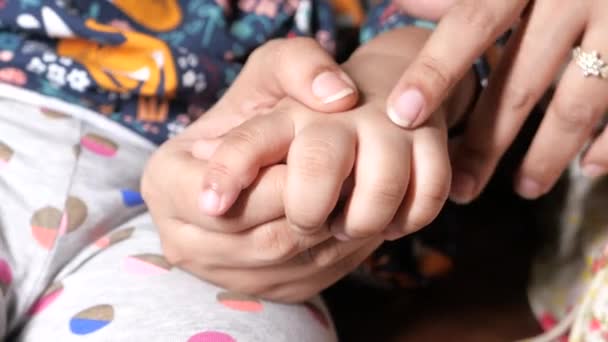 Mother holding hand of baby child, close up . — Stock Video