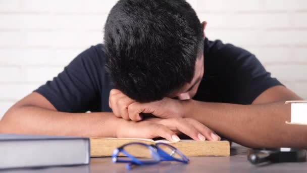 Perezoso joven estudiante durmiendo en mesa — Vídeos de Stock
