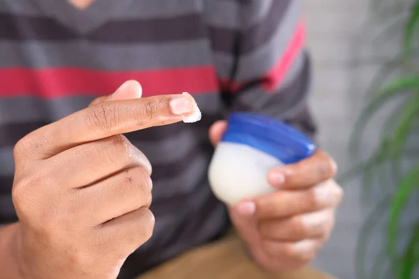  Yağ jölesi kullanarak insan elini kapat. 