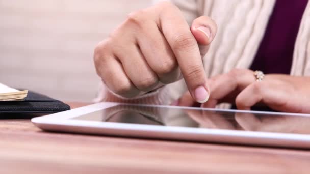 Молоді жінки працюють на цифровому планшеті в офісі — стокове відео