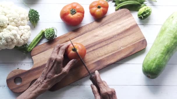 Donne anziane che tagliano pomodori sul tagliere — Video Stock