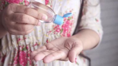  Kopya alanı olan el dezenfektanı kullanan genç kadınlar 