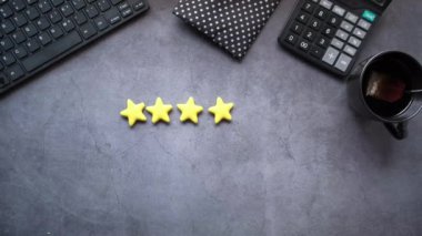Müşteri değerlendirme konsepti. Siyah arkaplanda altın yıldızlar sıralanıyor 