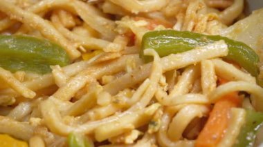 Erişteler masada kasede.,