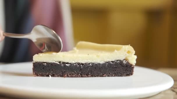 Cerrar el pastel de queso cortado con una cuchara en el plato — Vídeo de stock