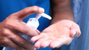 Corona virüsünü önlemek için dezenfekte sıvısı kullanılıyor. 