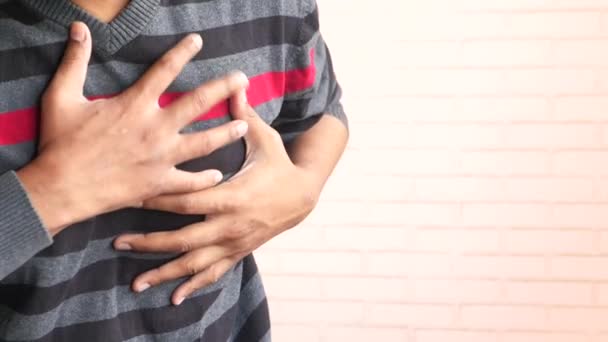 Jeune homme souffrant de douleur au cœur et tenant la poitrine avec la main — Video