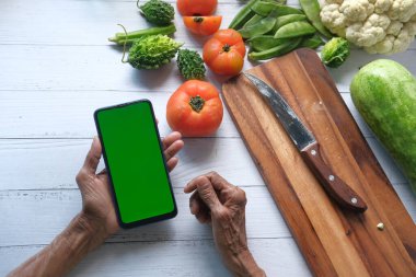  Yaşlı kadınlar akıllı telefon ve taze sebze kullanır. 