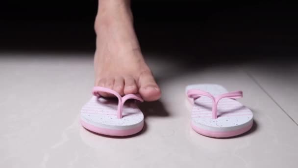 Vicino di ragazze piedi indossando sandalo al coperto , — Video Stock