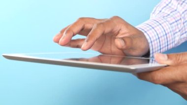  adam eli siyah arkaplanda dijital tablet kullanıyor 