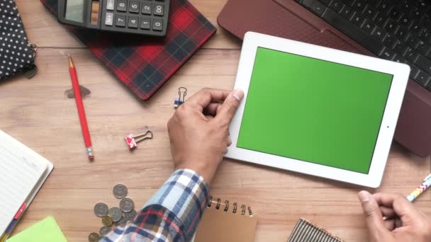 Composição plana de jovem processando tablet digital na mesa de escritório — Vídeo de Stock