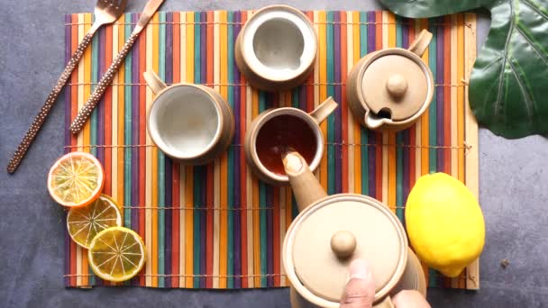 Het gieten van thee van een theeceremonie naar beneden — Stockvideo