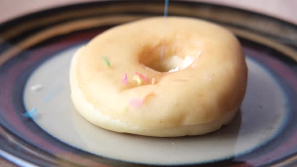 Close-up de donuts caseiros na placa — Vídeo de Stock