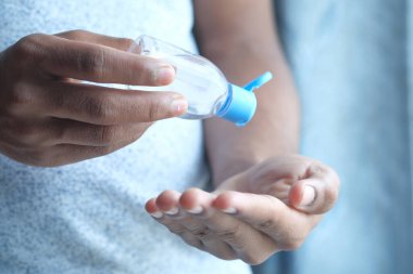 Corona virüsünü önlemek için dezenfekte sıvısı kullanılıyor. 