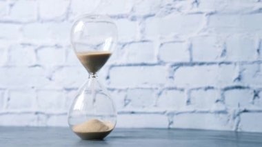 Masadaki kum saati, kum saati ampulünden akan kum.