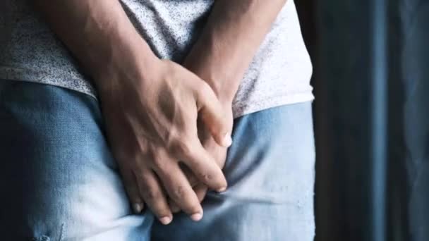 Das Konzept des Prostata- und Blasenproblems, der Schrittschmerzen eines jungen Menschen — Stockvideo