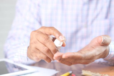 Temizleme cep telefonu görüntüsünü dezenfektan sıvısıyla 