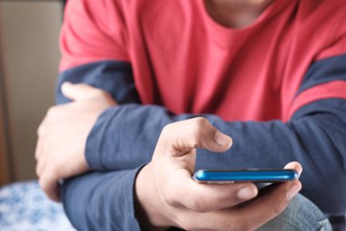 Akıllı telefon kullanarak genç adamın elini kapat..