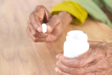 yaşlıların elinde fotokopi alanı olan haplar. 