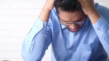 Bunalımlı adam kendini hasta hissediyor ve maddi sorunları için endişeli.