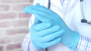  Tıbbi eldivenler içinde güven ve yardımseverlik göstergesi 