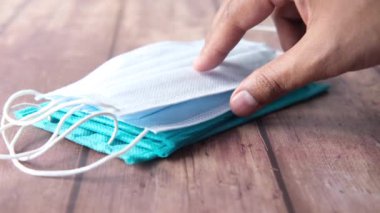  Cerrahi yüz maskesi alın, kapatın. 