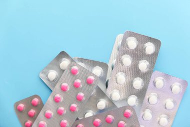 Mavi arka planda su toplayan haplar 